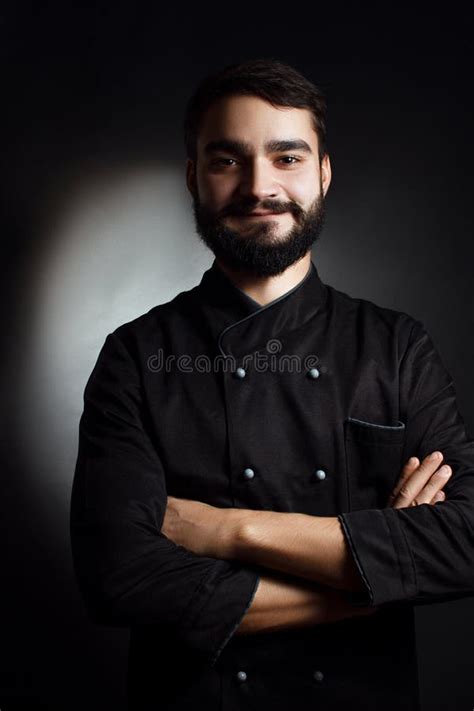 Cozinheiro Chefe Profissional Com Uma Barba No Uniforme Preto Em Um