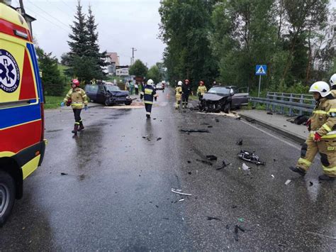 Czołowe zderzenie dwóch aut w Olszynach