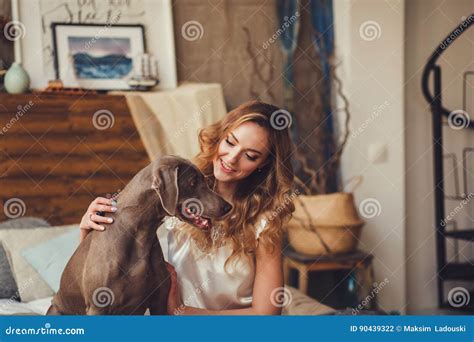 Mujer Que Abraza Un Perro Foto De Archivo Imagen De Deslumbrante