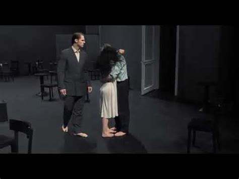 Dança teatro de Pina Bausch Café Muller YouTube