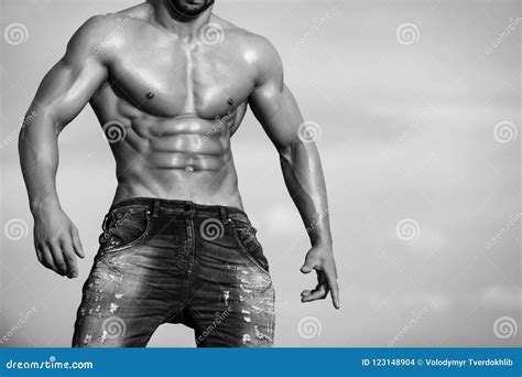 Torso Muscular Del Hombre Atractivo Del Atleta Con El Cuerpo Fuerte