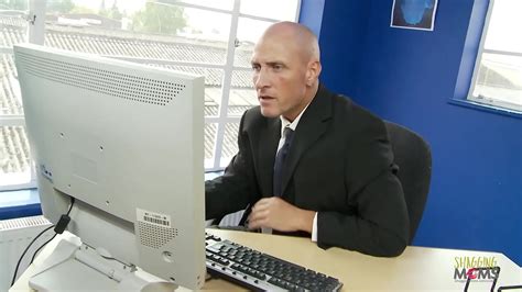 La secretaria MILF rubia cachonda tiene una aventura con su jefe en la oficina Ella está