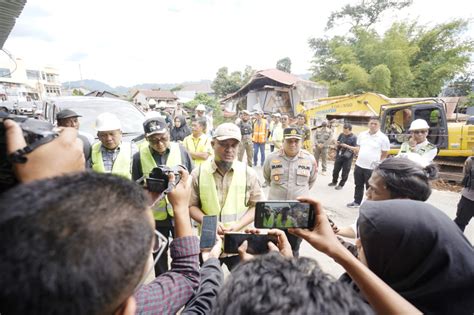 Gubernur Sulsel Andi Sudirman Tinjau Lokasi Pembangunan Jembatan Sungai