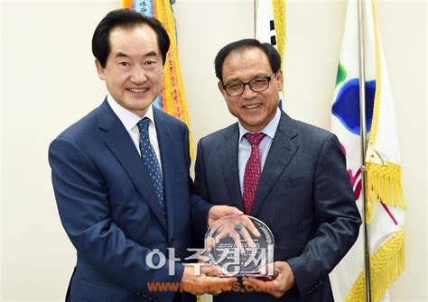 〈포토〉 공로패 수여하는 안병용 의정부시장 아주경제