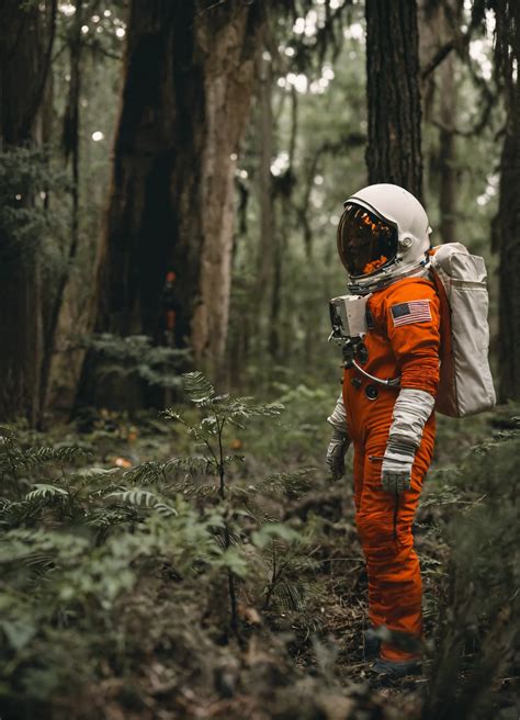 Lexica Femme astronaute combinaison orange savanne forêt