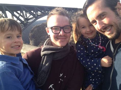 Por Primera Vez Una Pareja Gay Est Embarazada De Un Beb Oveja Rosa Revista Sobre Familias