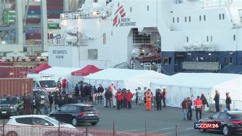 Migranti Geo Barents Attracca Nel Porto Della Spezia