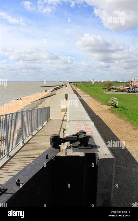 Sea Wall Canvey Island River Thames Estuary England Uk Gb Stock Photo