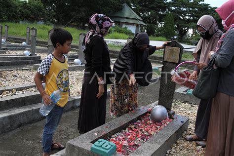 Ziarah Kubur Jelang Ramadan Antara Foto