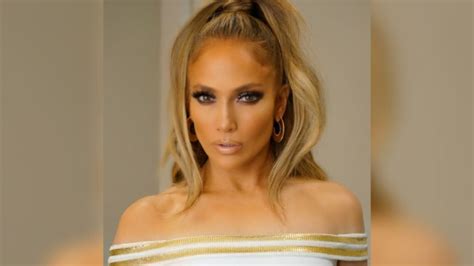 Jennifer López celebró sus años luciendo sus curvas en diminuto bikini