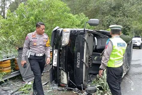 Minibus Rombongan Wisatawan Terguling Di Sarangan Magetan