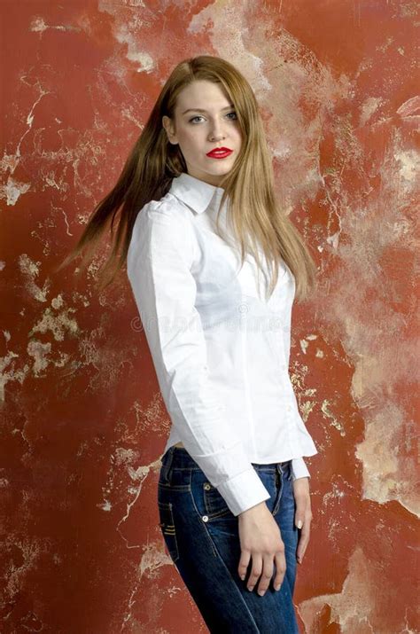 Jeune Belle Jeune Femme Blonde Mince Avec De Longs Jambes Et Cheveux Dans La Chemise Et Des