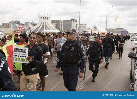 Ndios Ind Genas De Diferentes Partes Do Brasil Marchando Em Bras Lia