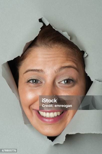 여자 루킹 통해 찢겨진 종이 구멍에 대한 스톡 사진 및 기타 이미지 구멍 금이 간 미소 Istock