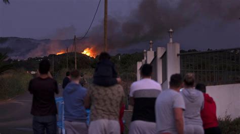 Los Brigadistas Tratan De Impedir Que El Fuego Se Mueva A Cotas Más Bajas