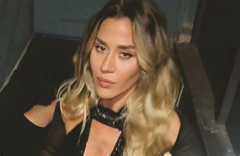 Las fotos de Jimena Barón con un arriesgado look de escote y aberturas