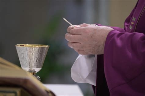 Papa Francesco Da Santa Marta Pregare Per Gli Innocenti Che Subiscono