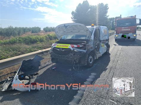 Un Herido En Un Accidente Entre Un Camión Y Un Vehículo De Carreteras