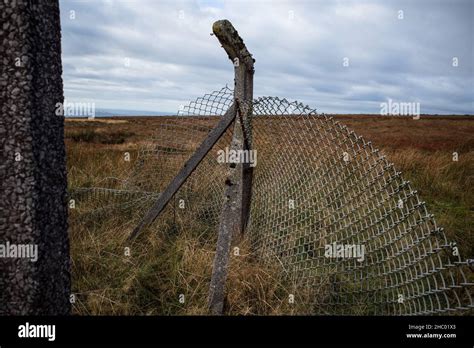 Broken Chain Link Fence Hi Res Stock Photography And Images Alamy