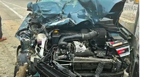 Mahindra Xuv 300 Crashes Into Heavy Truck Keeps Passengers Safe Indias