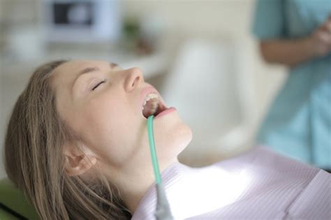 Uma Mulher Verificando Os Dentes No Dentista Foto Premium