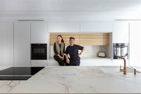 Cocina Moderna De Revista Blanca Y Madera Con Isla Central Cjr