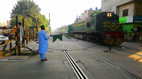 Hgmu 30 Leading Luxury Train Green Line Express 5up Crossing Through