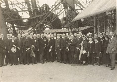 Groupe D Une Cinquantaine De Personnes Avec G Eiffel Au Centre Sur La