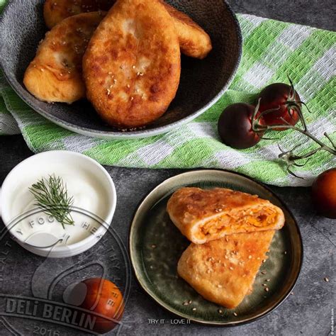 Russische Piroggen mit Weißkohl Karotten und Zwiebeln DELi BERLIN