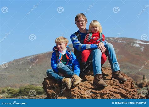 Pai Dois Filhos Caminhando Em Montanhas Imagem De Stock Imagem De