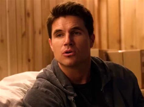 Amazons Upload Cast Plays This Or That Robbie Amell Andy Allo Tv