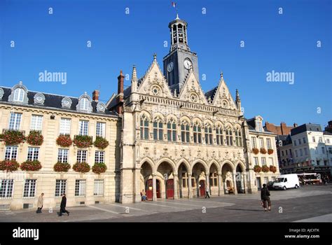 L Hotel De Ville La Place De L Hotel De Ville Saint Quentin