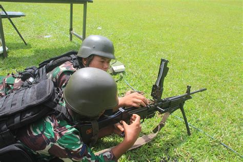 TINGKATKAN KEMAMPUAN PRAJURIT YONIF 6 MARINIR LAKSANAKAN MENEMBAK