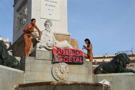 Futuro Vegetal Se Desnuda En El Palacio Real Para Denunciar El Expolio