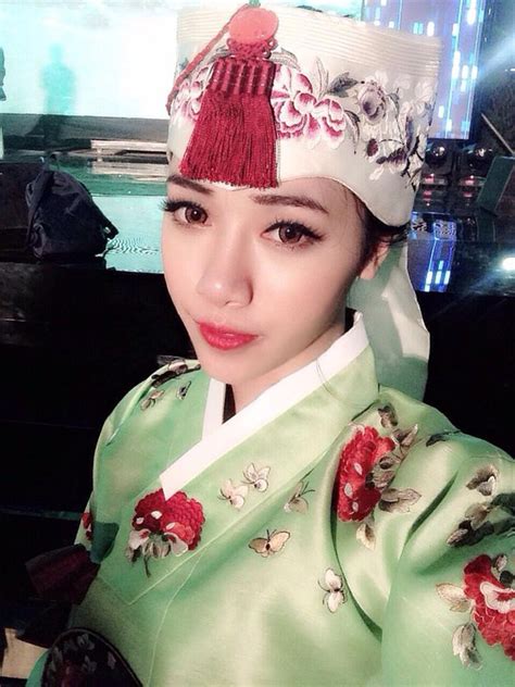 Ngắm HOT GIRL VIỆT xinh lạ lẫm trong quốc phục nước bạn HOT GIRL VIET