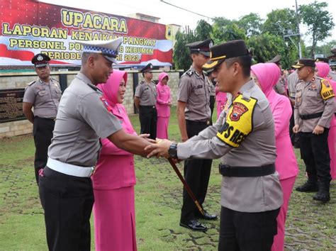 Diawal Tahun 2023 Didampingi Istri 60 Personel Polres Kebumen Naik Pangkat