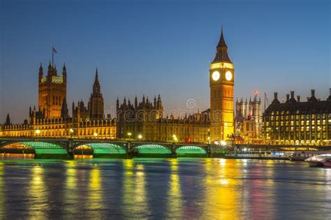 nighttime view big ben houses parliament stock   royalty
