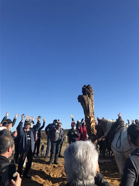 Vid O Les Sables Dolonne Un Totem Rig Sur La Plage De Laubraie