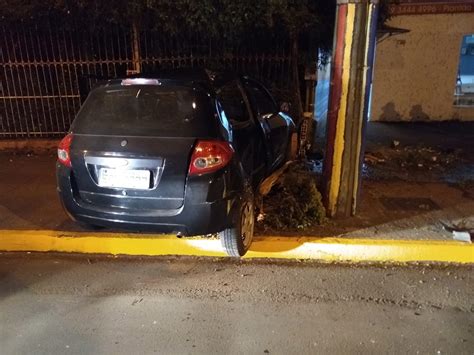 Motorista colide carro em árvore poste e muro Rádio RuralFM