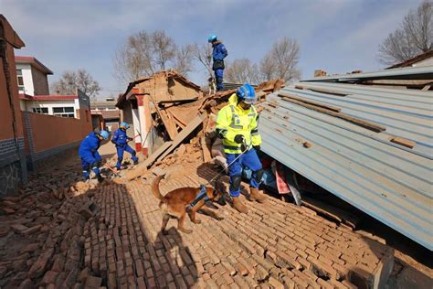 Chinese rescuers brave freezing cold to find earthquake survivors