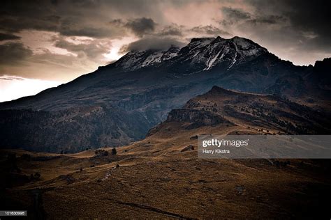 Iztaccíhuatl The Sleeping Lady Volcano High Res Stock Photo Getty Images