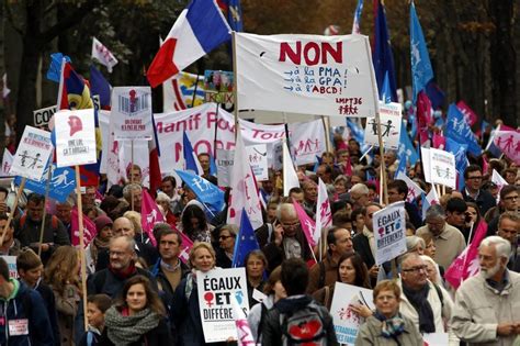 Miles De Franceses Se Manifiestan En Favor De La Familia Tradicional