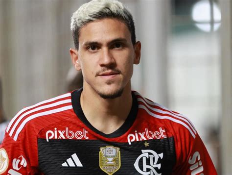 Jogador Pedro Do Flamengo Exibe Mala Pesada No Cal O Todos Famosos Nus