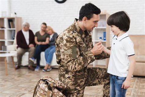 Le Petit Fils Dit Au Revoir à Son Père Qui Va Au Service Militaire