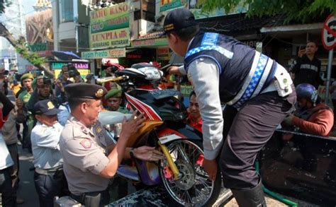 Terus Lakukan Penertiban Di Jalan Mt Haryono Pak Tribunjateng