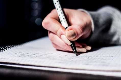 Fotos gratis cuaderno escritura trabajando bolígrafo bloc dedo