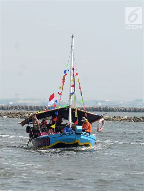 FOTO Menikmati Keindahan Pantai Ancol Naik Perahu Wisata Foto