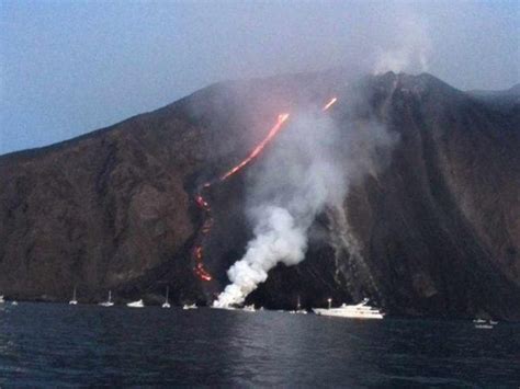 Eruzione Dallo Stromboli Il Parroco La Paura Dellonda Anomala