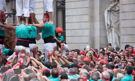 Castells y castellers la tradición de las torres humanas un símbolo