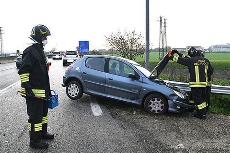 Violento Schianto Contro Il Guard Rail Foto Massimo Argnani